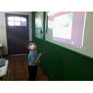 Repaso para evaluación con la pizarra con alumnos de 3er º